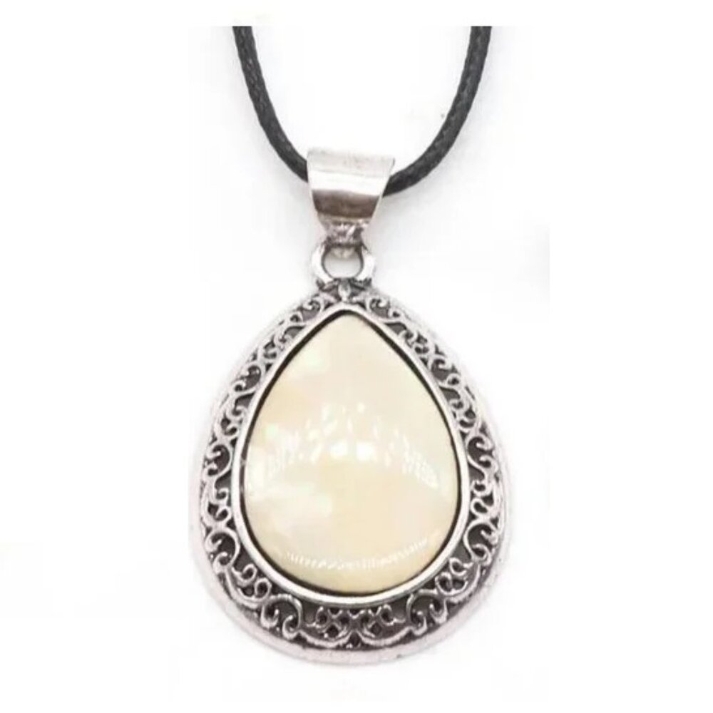White shellfish Stone Water Drop Pendant Necklace